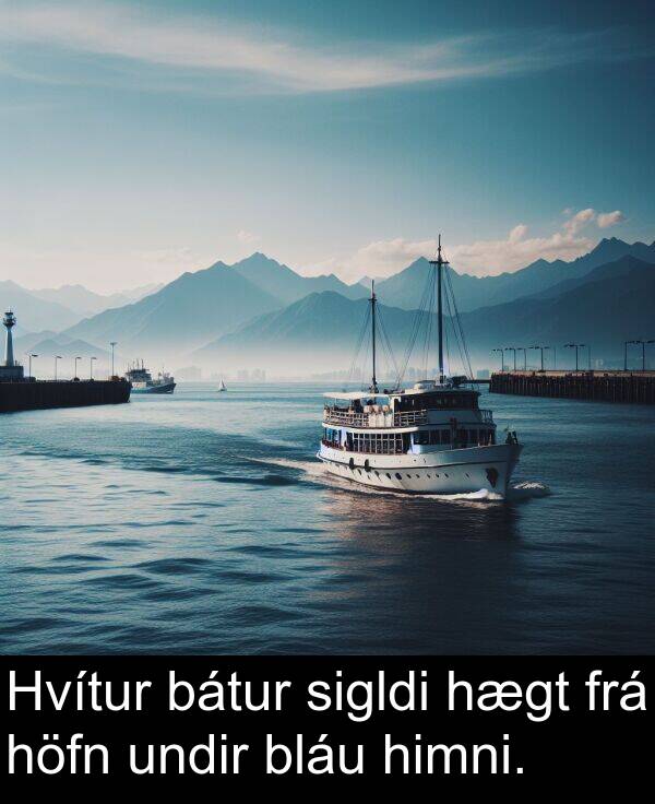 bátur: Hvítur bátur sigldi hægt frá höfn undir bláu himni.