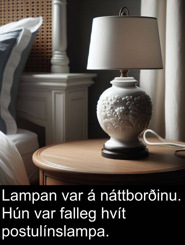 falleg: Lampan var á náttborðinu. Hún var falleg hvít postulínslampa.