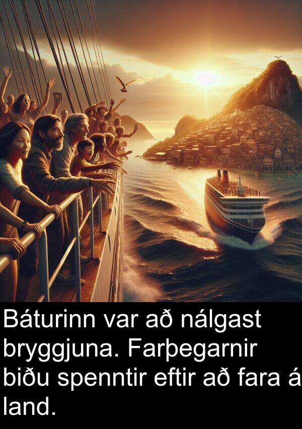 land: Báturinn var að nálgast bryggjuna. Farþegarnir biðu spenntir eftir að fara á land.