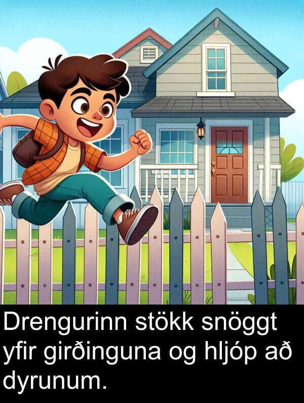 yfir: Drengurinn stökk snöggt yfir girðinguna og hljóp að dyrunum.