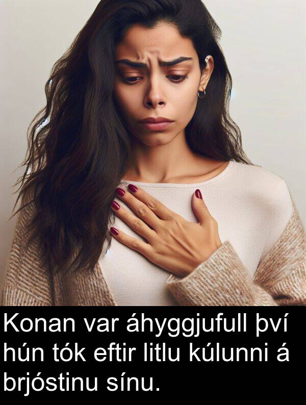 áhyggjufull: Konan var áhyggjufull því hún tók eftir litlu kúlunni á brjóstinu sínu.