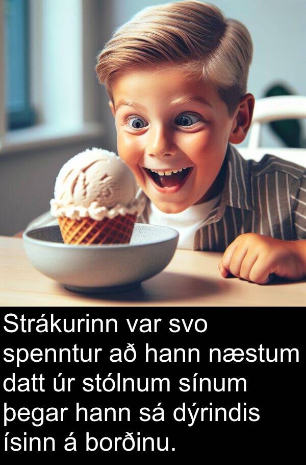 dýrindis: Strákurinn var svo spenntur að hann næstum datt úr stólnum sínum þegar hann sá dýrindis ísinn á borðinu.