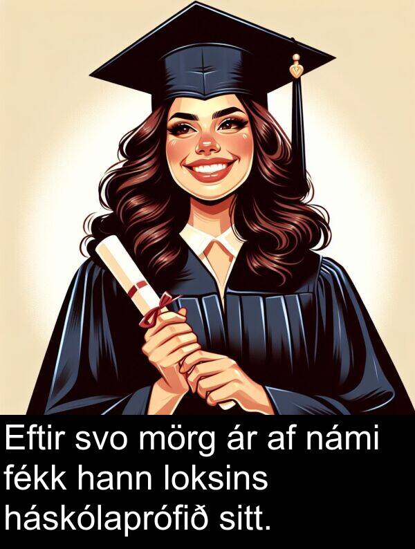 fékk: Eftir svo mörg ár af námi fékk hann loksins háskólaprófið sitt.