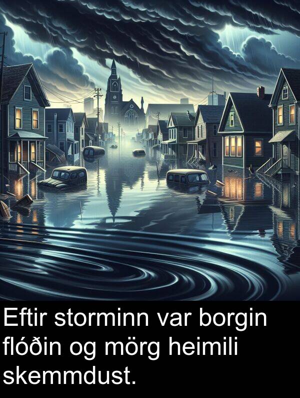 heimili: Eftir storminn var borgin flóðin og mörg heimili skemmdust.