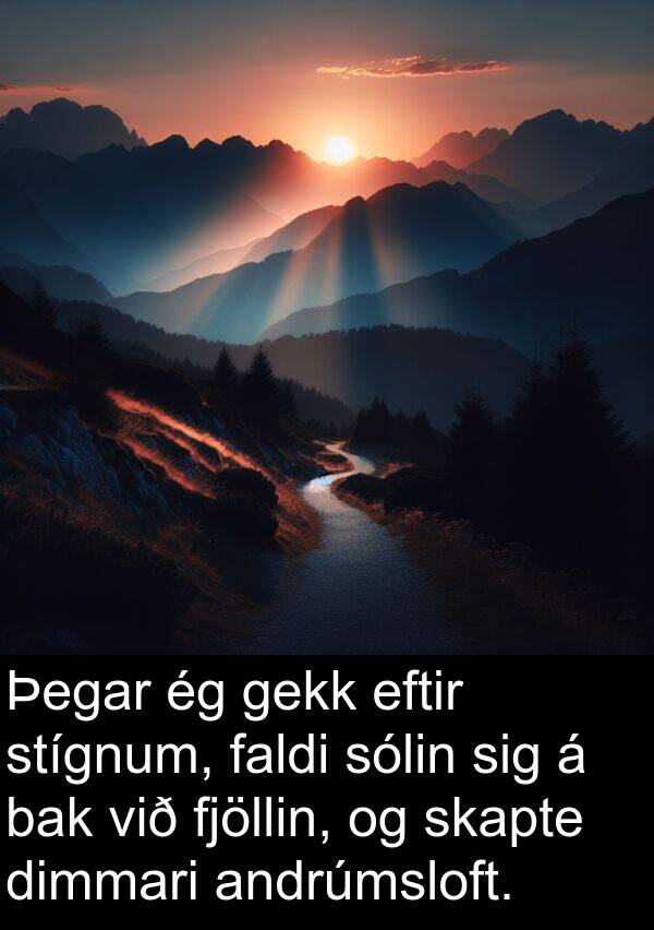 gekk: Þegar ég gekk eftir stígnum, faldi sólin sig á bak við fjöllin, og skapte dimmari andrúmsloft.
