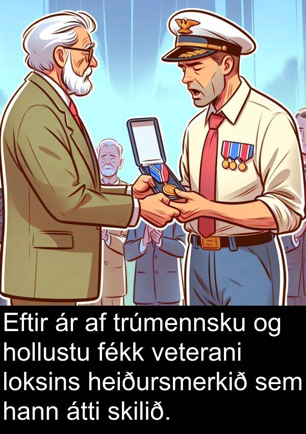 fékk: Eftir ár af trúmennsku og hollustu fékk veterani loksins heiðursmerkið sem hann átti skilið.