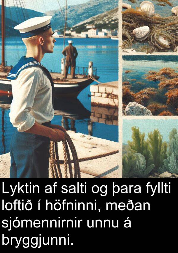 þara: Lyktin af salti og þara fyllti loftið í höfninni, meðan sjómennirnir unnu á bryggjunni.
