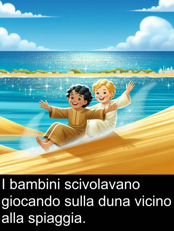 spiaggia: I bambini scivolavano giocando sulla duna vicino alla spiaggia.