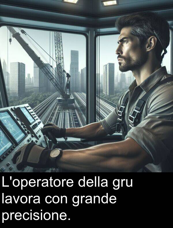 grande: L'operatore della gru lavora con grande precisione.