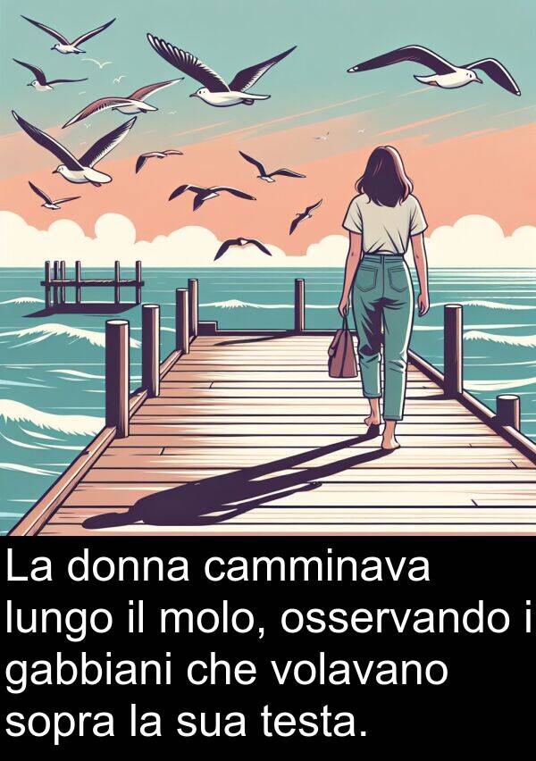 sopra: La donna camminava lungo il molo, osservando i gabbiani che volavano sopra la sua testa.