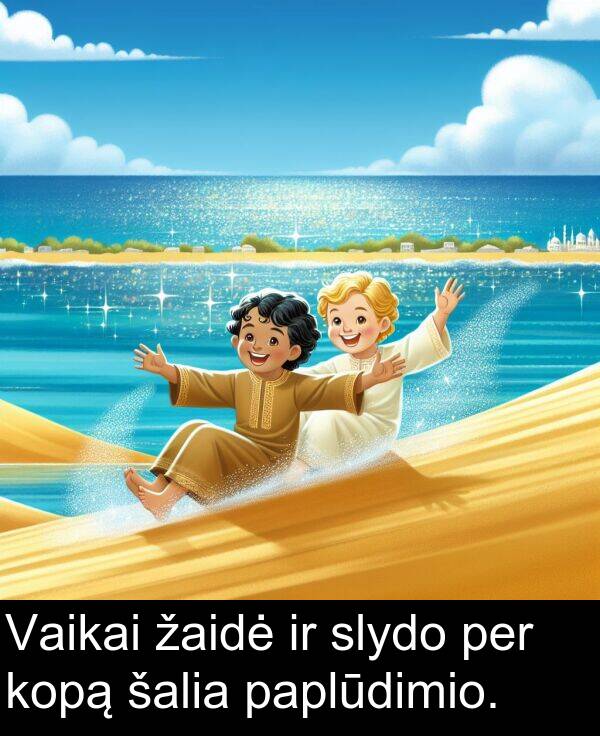 žaidė: Vaikai žaidė ir slydo per kopą šalia paplūdimio.