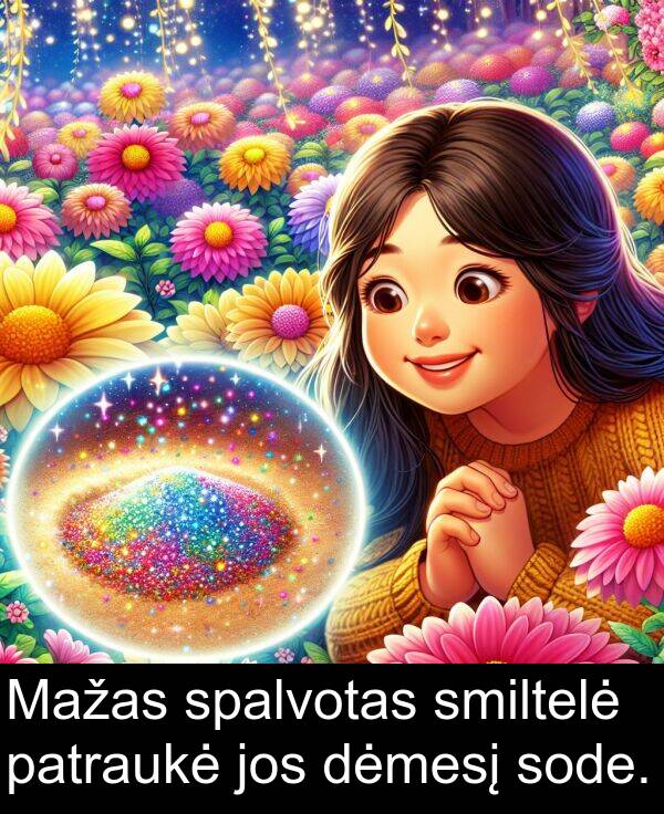 jos: Mažas spalvotas smiltelė patraukė jos dėmesį sode.