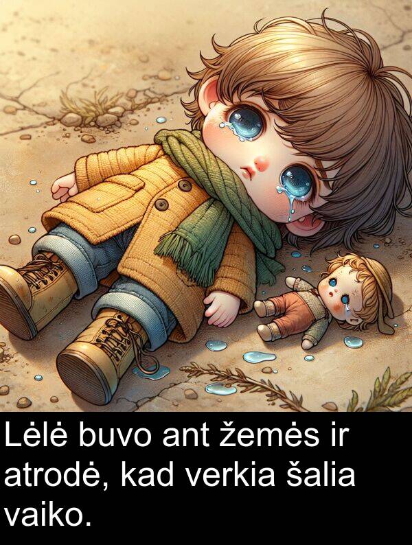 žemės: Lėlė buvo ant žemės ir atrodė, kad verkia šalia vaiko.