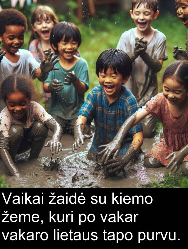 žaidė: Vaikai žaidė su kiemo žeme, kuri po vakar vakaro lietaus tapo purvu.