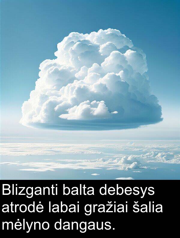 dangaus: Blizganti balta debesys atrodė labai gražiai šalia mėlyno dangaus.