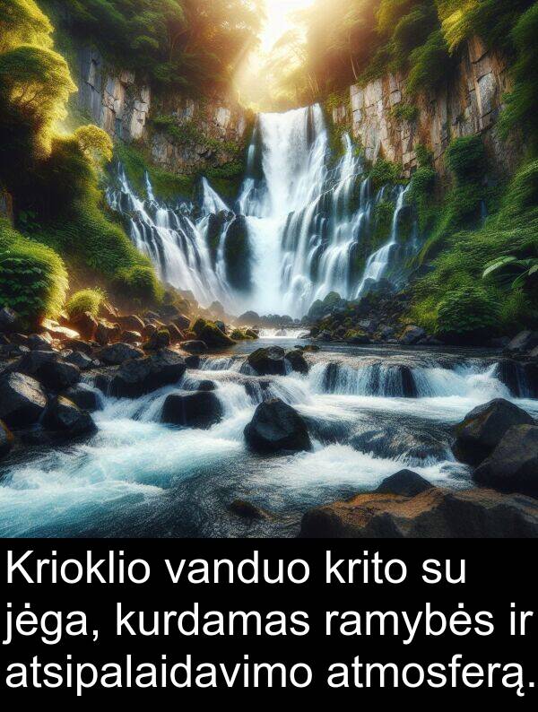 ramybės: Krioklio vanduo krito su jėga, kurdamas ramybės ir atsipalaidavimo atmosferą.
