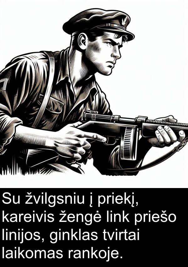 rankoje: Su žvilgsniu į priekį, kareivis žengė link priešo linijos, ginklas tvirtai laikomas rankoje.