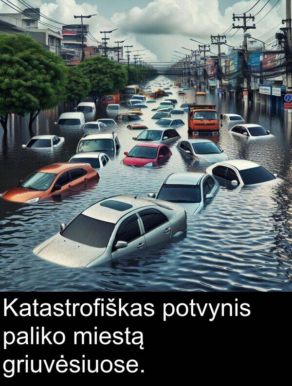 griuvėsiuose: Katastrofiškas potvynis paliko miestą griuvėsiuose.