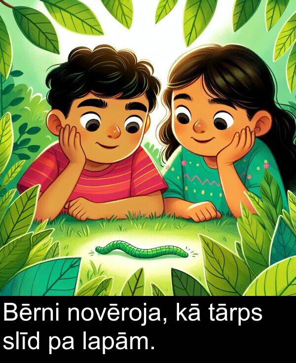 lapām: Bērni novēroja, kā tārps slīd pa lapām.