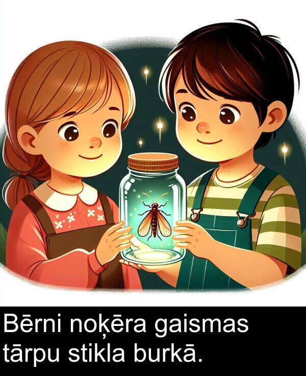 gaismas: Bērni noķēra gaismas tārpu stikla burkā.