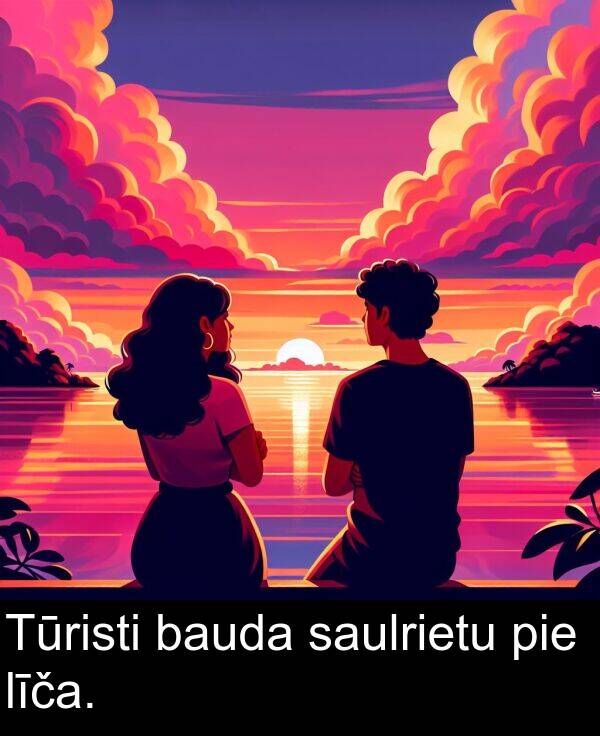pie: Tūristi bauda saulrietu pie līča.