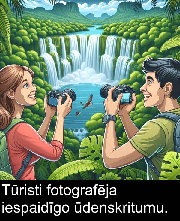 ūdenskritumu: Tūristi fotografēja iespaidīgo ūdenskritumu.