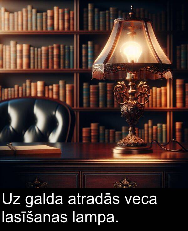 galda: Uz galda atradās veca lasīšanas lampa.