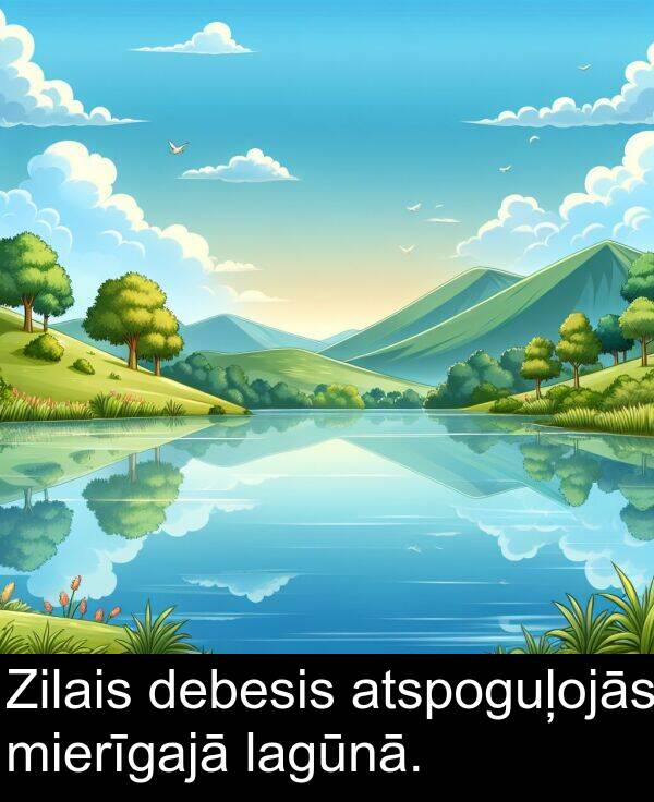 lagūnā: Zilais debesis atspoguļojās mierīgajā lagūnā.
