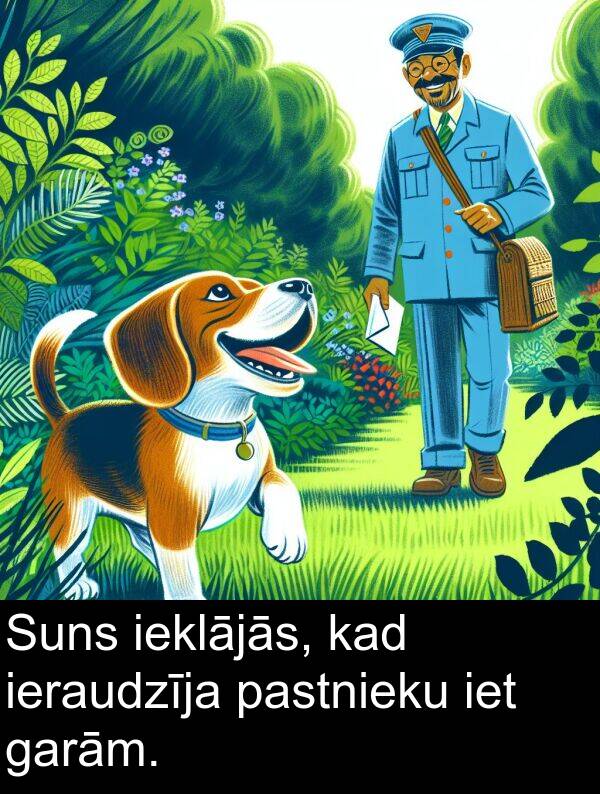 garām: Suns ieklājās, kad ieraudzīja pastnieku iet garām.