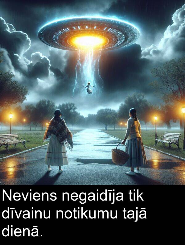 notikumu: Neviens negaidīja tik dīvainu notikumu tajā dienā.