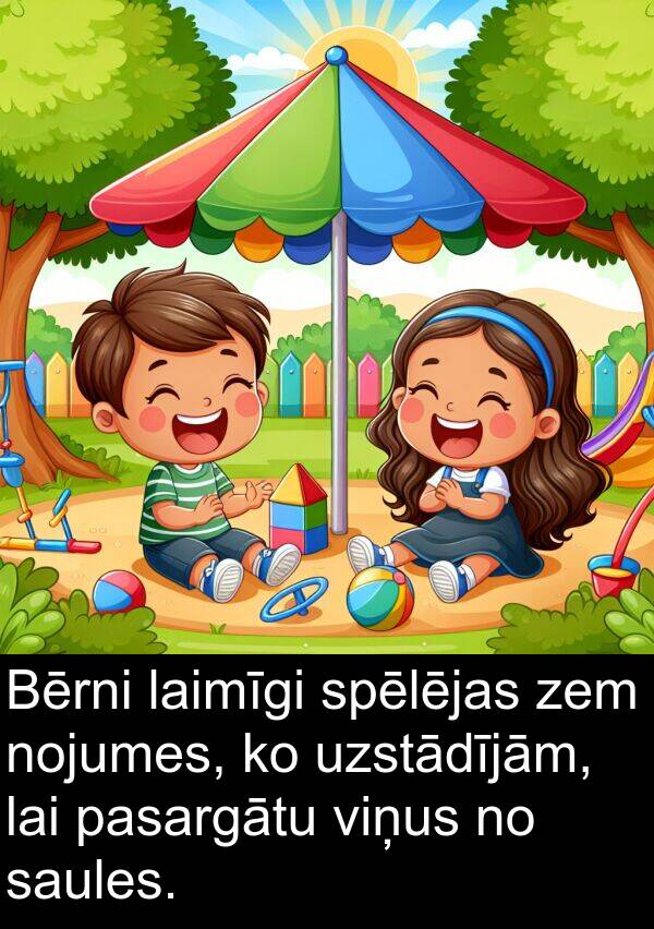 zem: Bērni laimīgi spēlējas zem nojumes, ko uzstādījām, lai pasargātu viņus no saules.