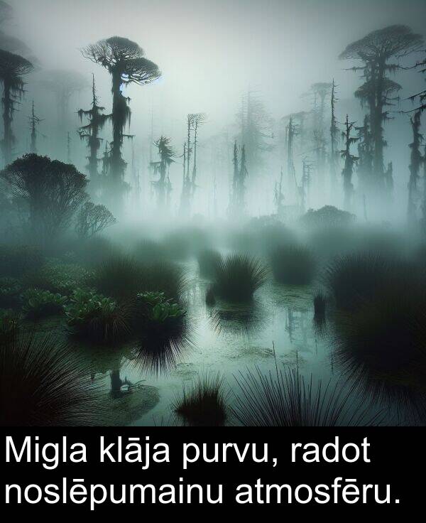 radot: Migla klāja purvu, radot noslēpumainu atmosfēru.