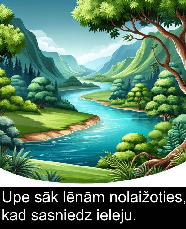 ieleju: Upe sāk lēnām nolaižoties, kad sasniedz ieleju.