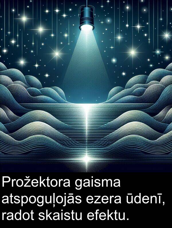 gaisma: Prožektora gaisma atspoguļojās ezera ūdenī, radot skaistu efektu.