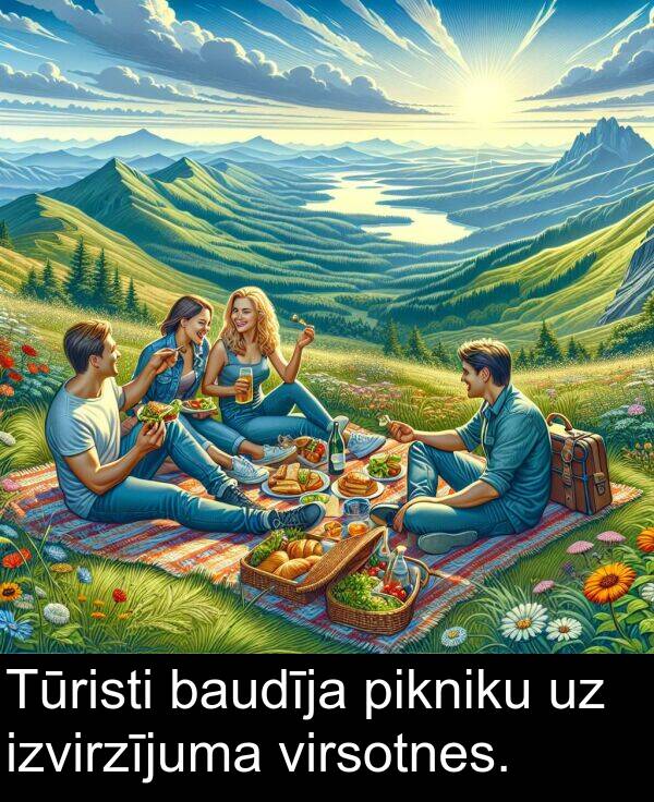 virsotnes: Tūristi baudīja pikniku uz izvirzījuma virsotnes.
