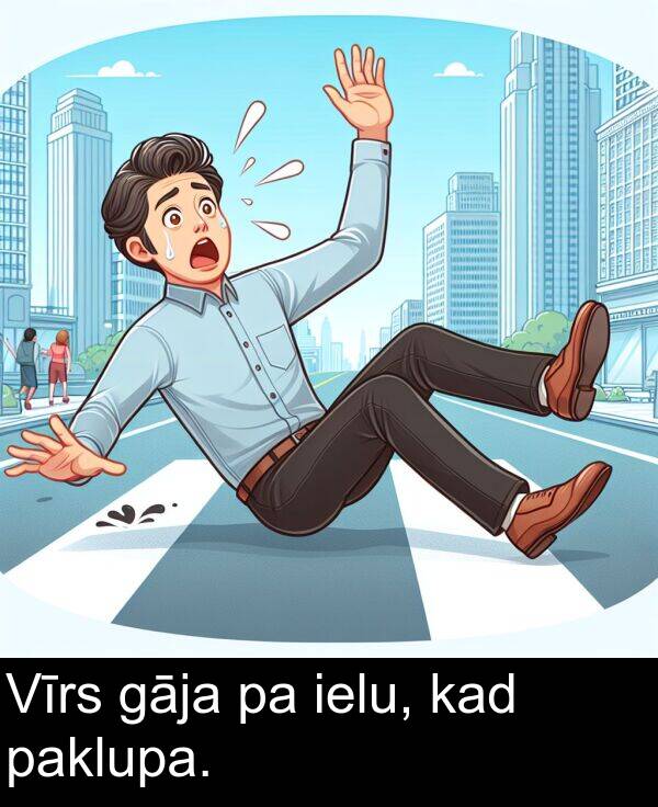 kad: Vīrs gāja pa ielu, kad paklupa.