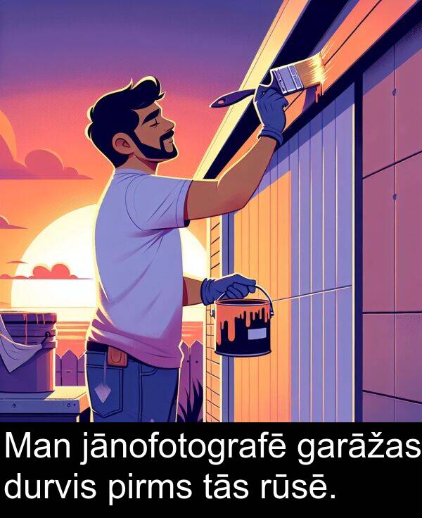 jānofotografē: Man jānofotografē garāžas durvis pirms tās rūsē.