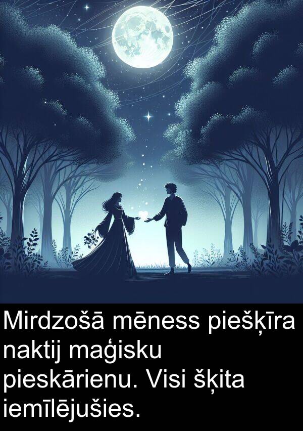 naktij: Mirdzošā mēness piešķīra naktij maģisku pieskārienu. Visi šķita iemīlējušies.