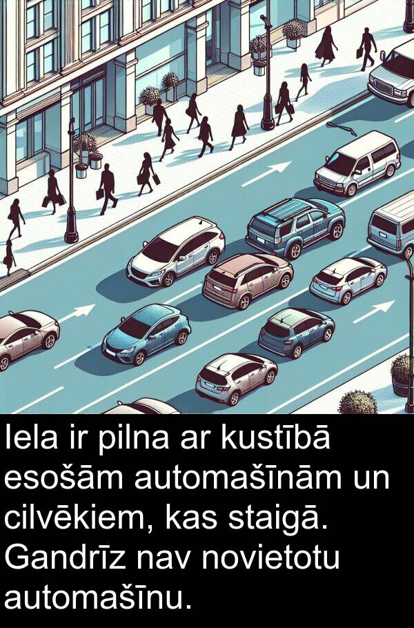 kustībā: Iela ir pilna ar kustībā esošām automašīnām un cilvēkiem, kas staigā. Gandrīz nav novietotu automašīnu.