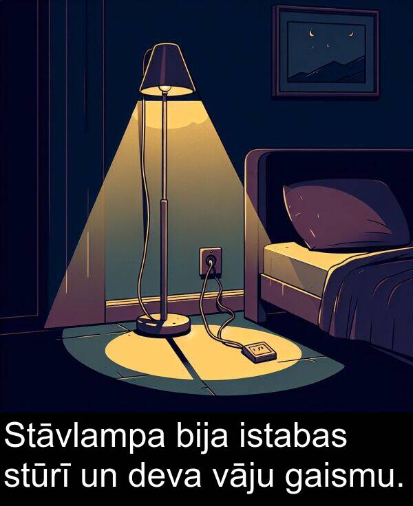 gaismu: Stāvlampa bija istabas stūrī un deva vāju gaismu.