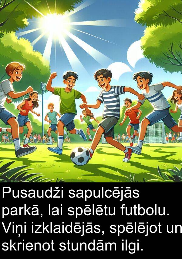 stundām: Pusaudži sapulcējās parkā, lai spēlētu futbolu. Viņi izklaidējās, spēlējot un skrienot stundām ilgi.