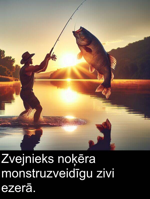 noķēra: Zvejnieks noķēra monstruzveidīgu zivi ezerā.