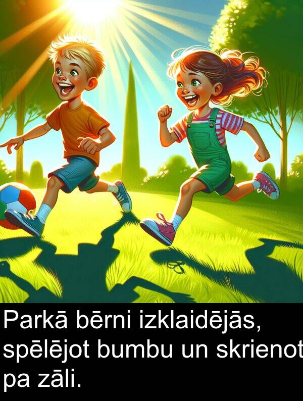 zāli: Parkā bērni izklaidējās, spēlējot bumbu un skrienot pa zāli.