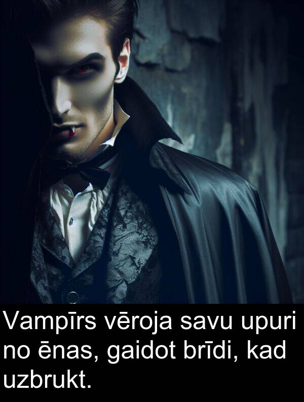 uzbrukt: Vampīrs vēroja savu upuri no ēnas, gaidot brīdi, kad uzbrukt.