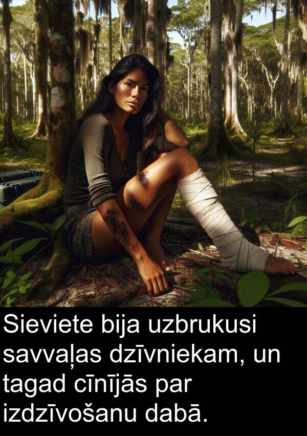 uzbrukusi: Sieviete bija uzbrukusi savvaļas dzīvniekam, un tagad cīnījās par izdzīvošanu dabā.