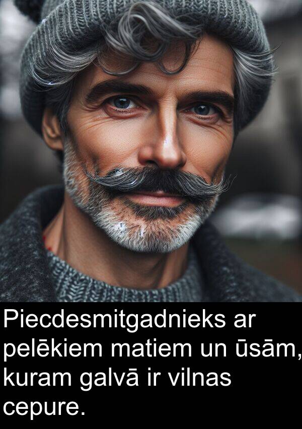 kuram: Piecdesmitgadnieks ar pelēkiem matiem un ūsām, kuram galvā ir vilnas cepure.