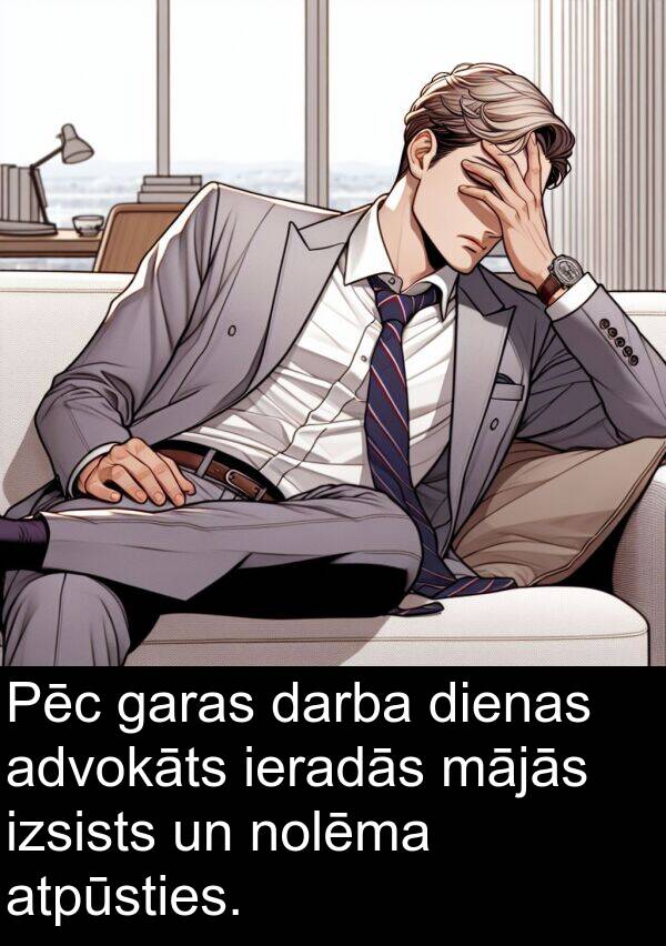 mājās: Pēc garas darba dienas advokāts ieradās mājās izsists un nolēma atpūsties.
