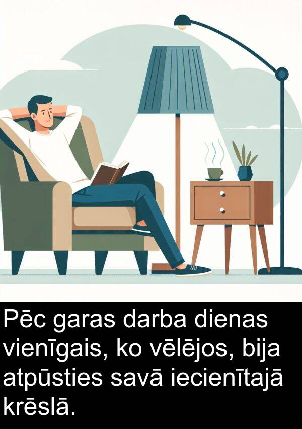 krēslā: Pēc garas darba dienas vienīgais, ko vēlējos, bija atpūsties savā iecienītajā krēslā.