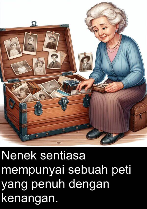 kenangan: Nenek sentiasa mempunyai sebuah peti yang penuh dengan kenangan.