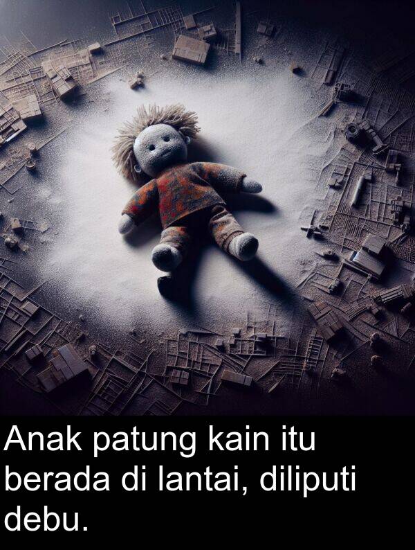 debu: Anak patung kain itu berada di lantai, diliputi debu.